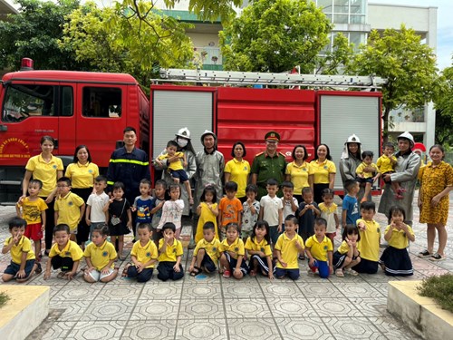 Các bé lớp MGN B3 tham gia tập huấn Phòng cháy chưa cháy