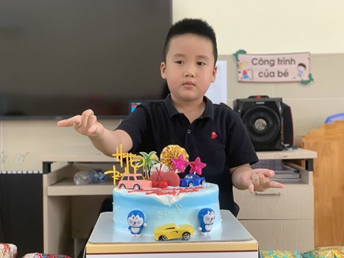 Chúc mừng sinh nhật con  Trần Nguyễn Minh Nhật  lớp MGL A4
