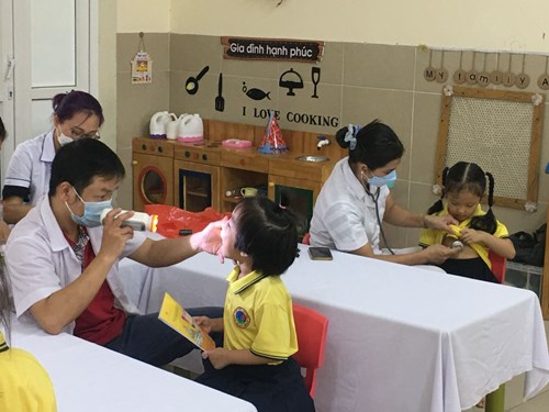 Trường MN Tràng An tổ chức khám sức khỏe định kì lần 1 cho học sinh năm học 2022- 2023