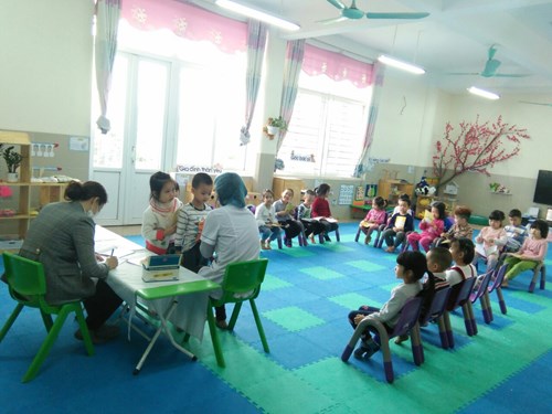 Ngày 22/3/2021 trường mầm non Tuổi Hoa kết hợp với trạm y tế phường Phúc Lợi tổ chức khám sức khỏe lần 2 năm học 2020– 2021 cho 100% học sinh tại trường.