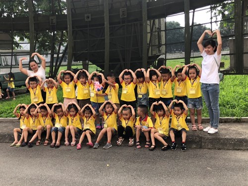 Các bé của trường Mầm non Tuổi Hoa hào hứng tham gia chuyến học tập ngoại khóa tại Bảo tàng Phòng không Không quân và Nhà hát múa rối Việt Nam