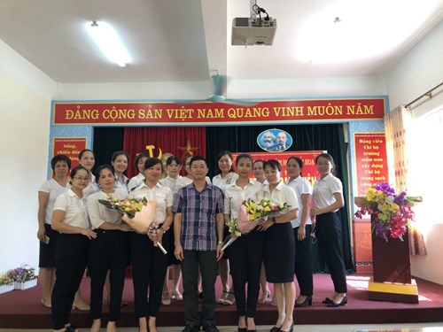 Trường Mầm non Tuổi Hoa tổ chức Lễ kết nạp Đảng cho 2 đồng chí CBGVNV trong trường