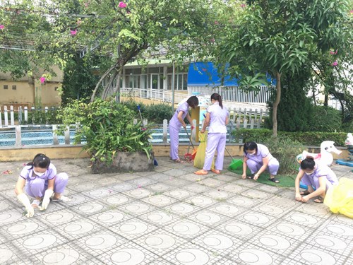 Trường mầm non Tuổi Hoa tổ chức tổng vệ sinh phòng chống dịch bệnh, xây dựng nhà trường xanh – sạch- đẹp – văn minh- hạnh phúc.