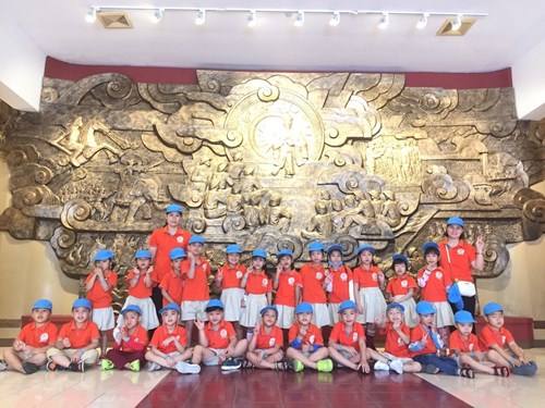 Trường mầm non Tuổi Hoa tổ chức cho các con học sinh thăm quan dã ngoại học kì I tại  Bảo tàng quân đội 