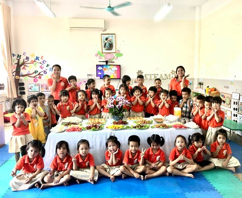 Các bé lớp MGN B4 vui liên hoan tiệc buffe chào mừng ngày nhà giáo Việt Nam 20/11