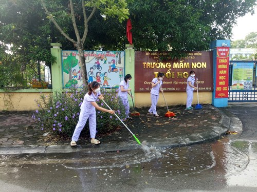 Trường mầm non Tuổi Hoa tổ chức tổng vệ sinh phòng chống dịch sốt xuất huyết
