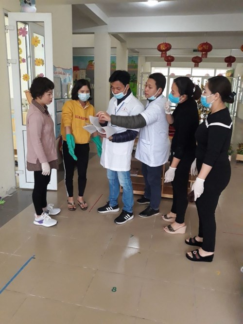 Hôm nay, ngày 01/02/2020, trạm Y tế phường Phúc Lợi đã về trường MN Tuổi Hoa hướng dẫn, phối hợp giám sát công tác vệ sinh môi trường phòng chống dịch bệnh Corona