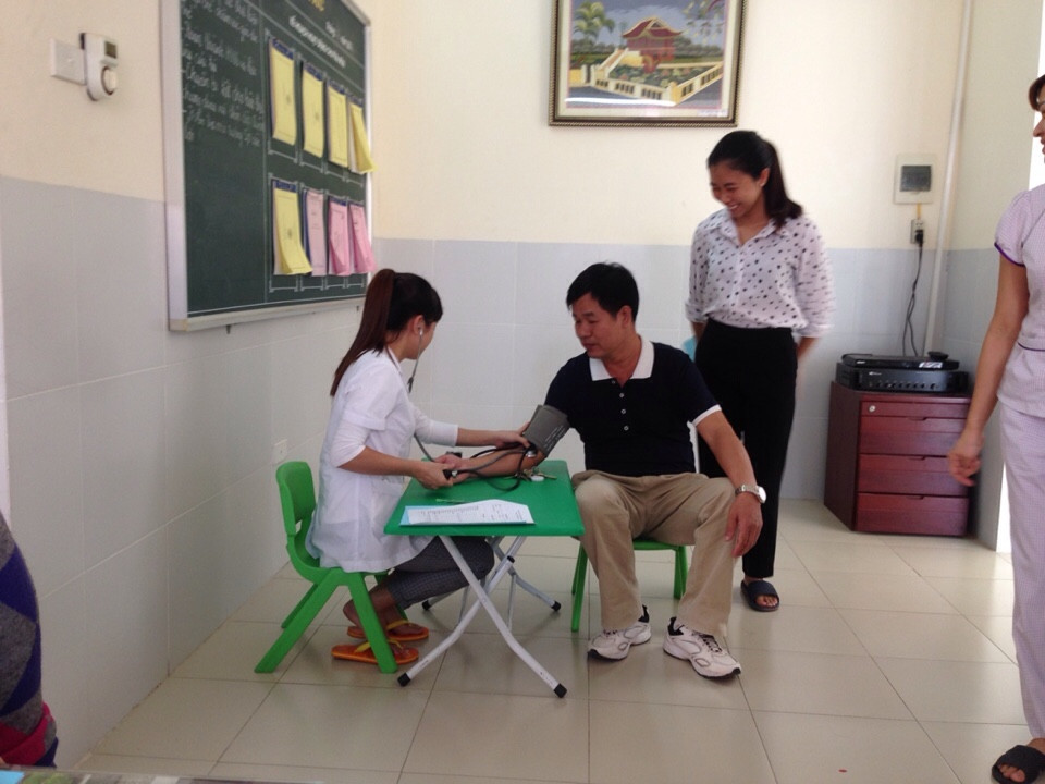 Ngày 03/11/2016, trường MN Tuổi Hoa phối hợp với TT Y tế quận Long Biên tổ chức Khám sức khỏe cho 100% CBGVNV