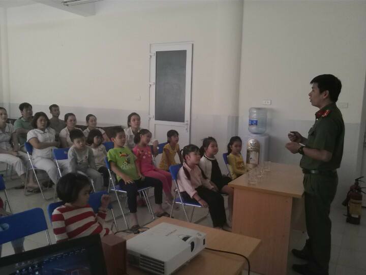 Ngày 04/11/2016 Trường MN Tuổi Hoa phối hợp với Phòng Cảnh sát PCCC quận Long Biên tổ chức tập huấn PCCC cho CBGVNV và học sinh.