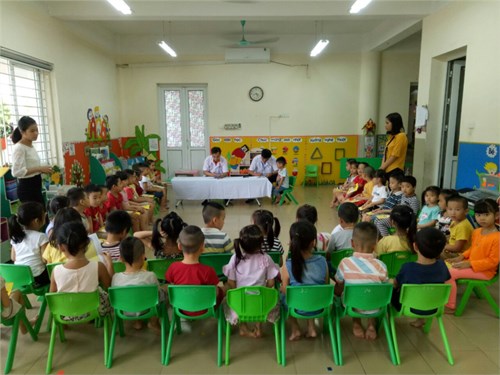 Ngày 13/10 /2017 trường mầm non Tuổi Hoa kết hợp với trạm y tế phường Phúc Lợi  tổ chức khám sức khỏe cho 100% học sinh tại trường. 