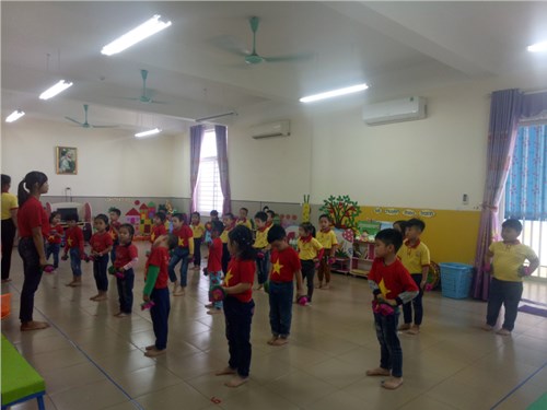 Giờ học giáo dục thể chất của các bé lớp mẫu giáo lớn A3 do cô giáo Nguyễn Thị Tấm và Cô Nguyễn Thị Út Hường phụ trách. 