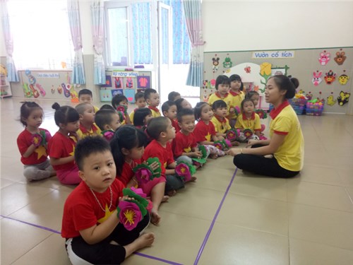 Giờ học của các bé lớp mẫu giáo nhỡ B4 dô cô Nguyễn Thị Thu Hoài và cô Lê Thị Hiền Phụ Trách. 