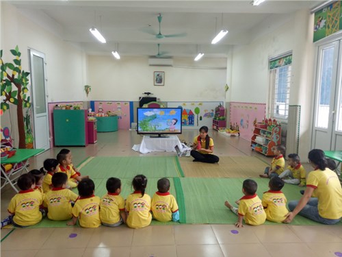 Giờ học nhận biết phân biệt màu đỏ -màu vàng của các bé lớp nhà trẻ D1 do cô giáo Trần Thị Uyên phụ trách. 