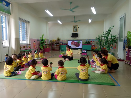 Giờ học nhận biết tập nói của các bế lớp nhà trẻ D2 do cô Nguyễn Thu Duyệt và cô Vũ Thu Hương phụ trách. 