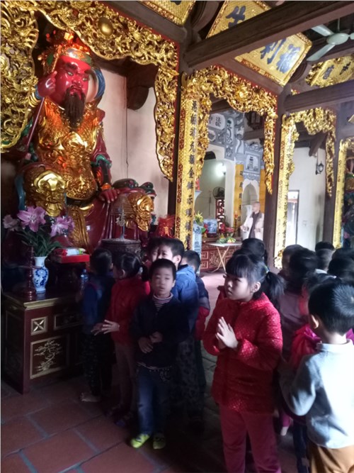 Cô và cháu khối mẫu giáo lớn đi thăm quan  đình chùa làng Thượng - Phường Phúc Lợi - Quận Long Biên - Hà Nội . 
