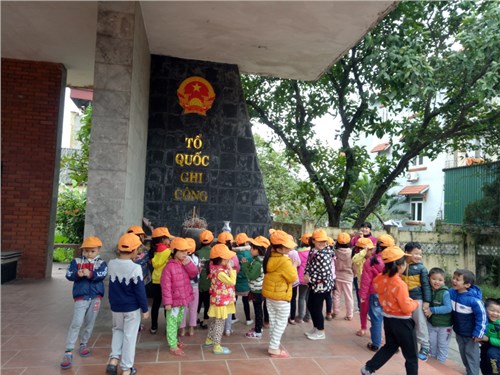 Các bé khối mẫu giáo lớn Trường mầm Non Tuổi Hoa đi thắp hương tri ân các Anh hùng liệt sỹ tại Đài tưởng niệm Phường Phúc Lợi - Quận Long Biên. 