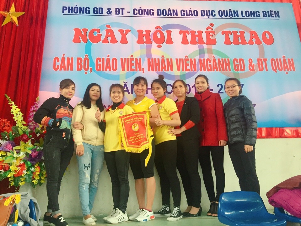 Trường MN Tuổi Hoa tham gia  Ngày hội Thể thao cán bộ, giáo viên, nhân viên ngành giáo dục và đào tạo Quận Long Biên năm học 2016- 2017. 
