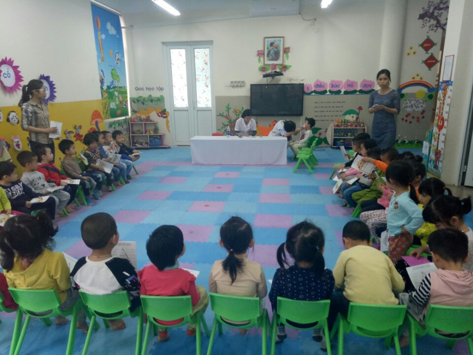 Trường MN Tuổi Hoa phối hợp với TTYT Quận Long Biên, TYT phường Phúc Lợi tổ chức KSK cho học sinh
