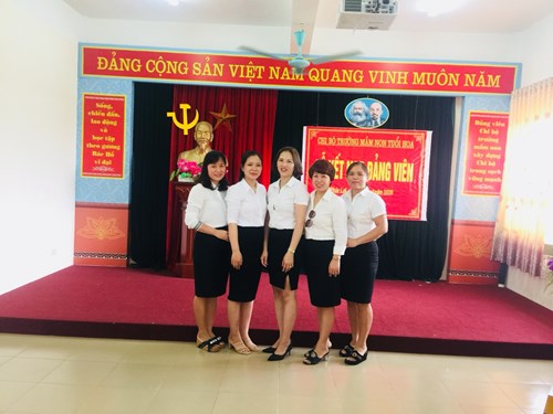 Trường MN Tuổi Hoa tổ chức Lễ kết nạp Đảng cho 2 đồng chí CBGV-NV trong nhà trường
