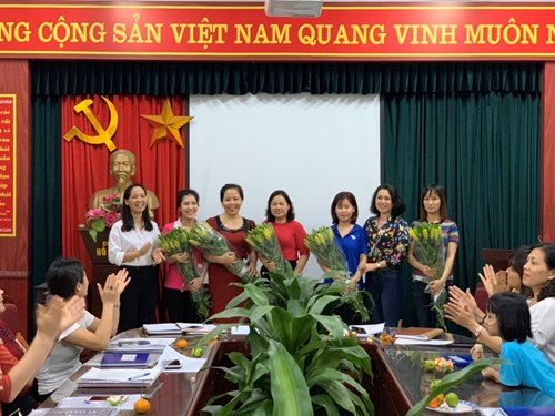 Công đoàn trường MN Việt Hưng chúc mừng sinh nhật đoàn viên tháng 11