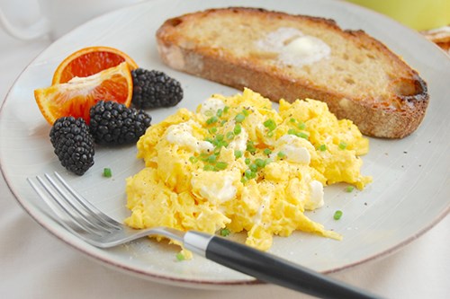 Bữa sáng cho bé với bánh mì và trứng