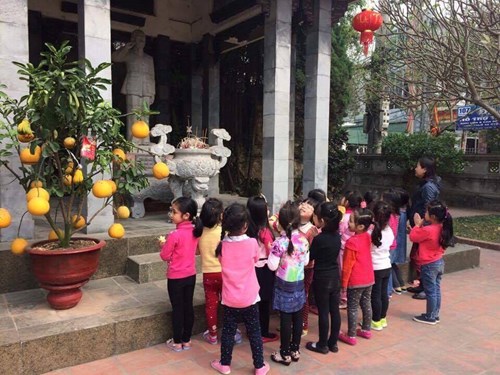 Lớp MGL A4 trường MN Việt Hưng tổ chức cho trẻ đi tham quan tượng đài Bác Hồ
