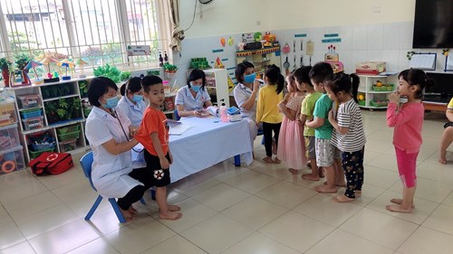 Trường MN Việt Hưng phối hợp với Trạm y tế phường Việt hưng tổ chức khám sức khỏe cho học sinh đầu năm học 2020-2021.