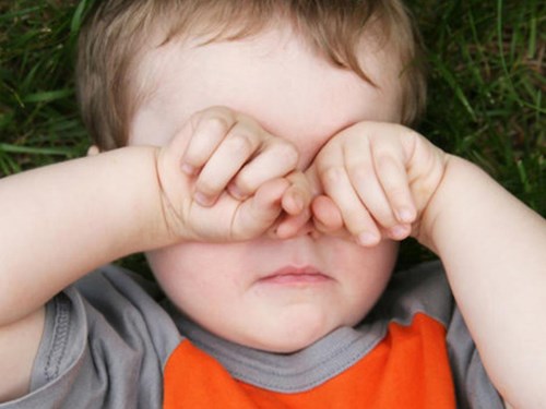Bé 2 tuổi mắt bị đổ ghèn: Mẹ phải xử sao?