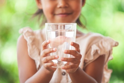 Trẻ nên uống bao nhiêu nước một ngày là đủ và tránh ngộ độc nước?