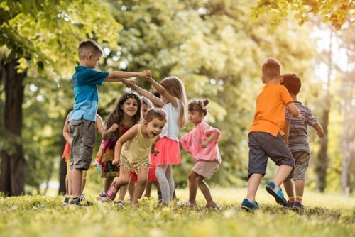 Gợi ý các hoạt động vui chơi giúp trẻ phát triển cảm xúc