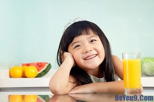 Những lưu ý cần tránh khi cho trẻ uống nước hoa quả