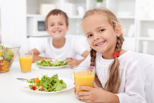 Có nên cho trẻ uống nước ép trái cây thường xuyên không?