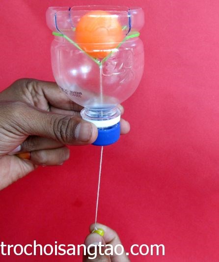 Tự làm đồ chơi bóng nảy từ chai nhựa