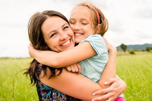 7 lợi ích cho trẻ khi được trẻ bố mẹ ôm