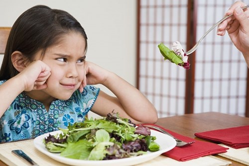 Mẹ phải làm gì khi con không thích ăn rau xanh?