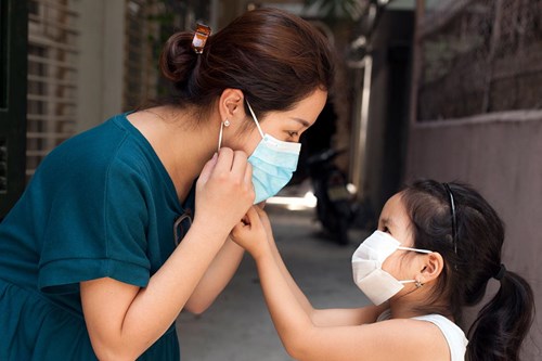 Bệnh viêm phổi cấp do COVID-19: Những điều cha mẹ nên biết Làm thế nào để bảo vệ bản thân và con cái của bạn.