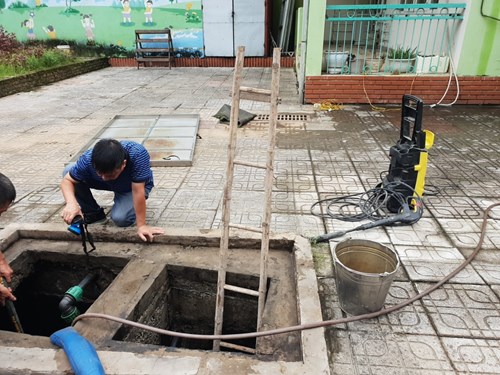 Trường Mn Việt Hưng thực hiện vệ sinh bể nước ngầm nhà trường năm học 2022-2023.