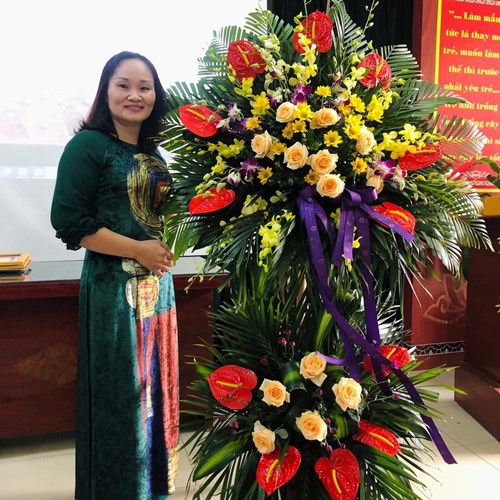 Tấm gương tiêu biểu: Đồng chí Đinh Thị Thúy Hòa - GV lớp MGB C2, Phó Chủ tịch Công đoàn trường MN Việt Hưng, người giáo viên tận tâm, trách nhiệm.