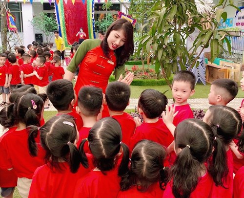 Cô giáo Đặng Thị Thanh Xuân – Hiệu trưởng trường Mầm non Việt Hưng, một cán bộ quản lý năng động, sáng tạo, luôn tận tâm với nghề.