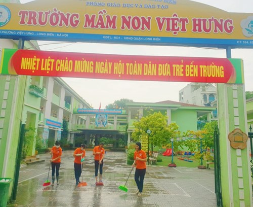 Trường MN Việt Hưng thực hiện tổng vệ sinh môi trường phòng, chống dịch sốt xuất huyết.