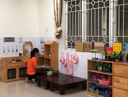 Vệ sinh môi trường lớp học để xây dựng môi trường học tập cho trẻ sạch sẽ, đảm bảo vệ sinh tại trường mầm non Việt Hưng.