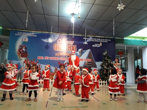Không khí rộn ràng, vui tươi của các bạn nhỏ Trường MN  Việt Hưng trong ngày Lễ Giáng sinh 2020