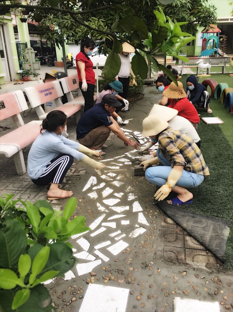 Hoạt động tổng vệ sinh môi trường, tạo cảnh quan đón học sinh trở lại trường của CBGVNV trường MN Việt Hưng..