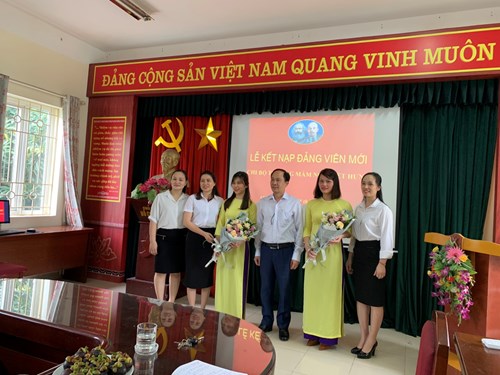 Chi bộ trường non Việt Hưng tổ chức kết nạp đảng viên mới.