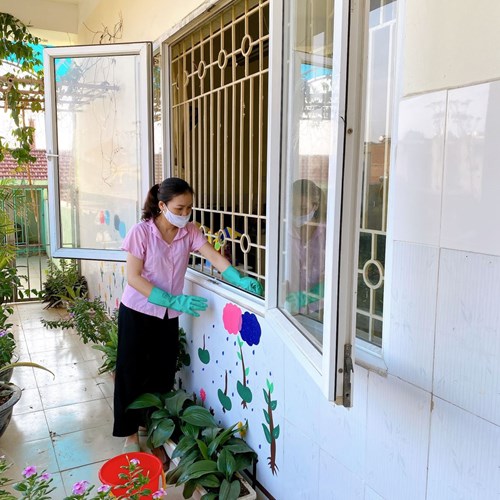 Công tác tổng vệ sinh môi trường lớp học, phòng chống dịch bệnh tay chân miệng và dịch bệnh mùa hè tại trường MN Việt Hưng.
