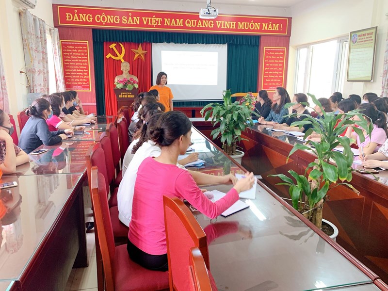 Trường MN Việt Hưng tiếp tục thực hiện  tập huấn cho 100% CBGVNV nhà trường về công tác phòng, chống dịch Covid -19 và chuẩn bị đón HS trở lại trường học.