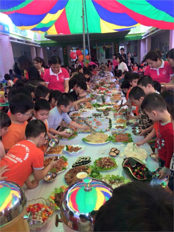 Bữa tiệc buffet tháng 3 cho bé của trường mầm non Việt Hưng.
