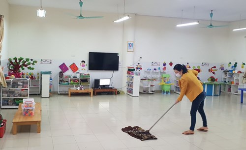 Trường mầm non Việt Hưng thực hiện công tác tổng vệ sinh môi trường,  chuẩn bị đón học sinh trở lại trường.