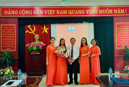 Chi bộ trường mầm non Việt Hưng tổ chức lễ kết nạp đảng viên mới