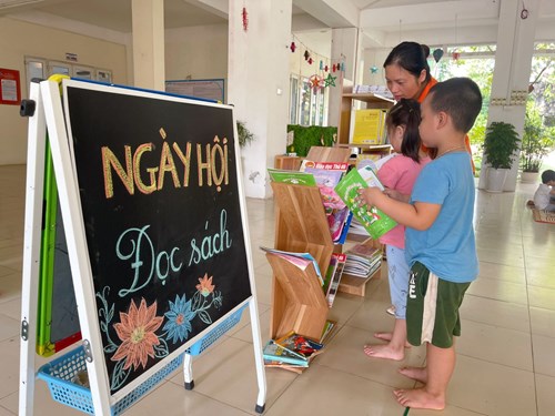Ngày hội đọc sách của trường mầm non Việt Hưng